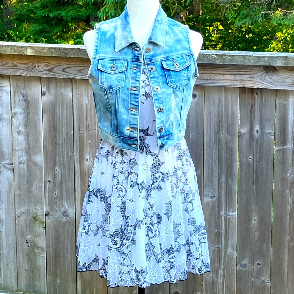 Floral Lace Sleeveless Dress - Grey and White